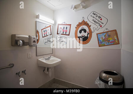 À l'intérieur d'une salle de bains unisexe Flying Tiger à Copenhague, un Danois avec des articles peu coûteux de Manhattan, New York City. Banque D'Images