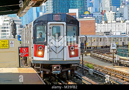 Photoshop une photo manipulée de l'élevé 7 station de métro train approchant un à Long Island City, Queens à New York. Banque D'Images