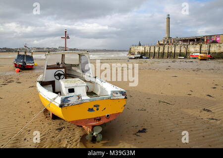 La plage à marée basse avec l'amarrage des bateaux et port de Margate bras sur le côté droit, Margate, Kent, UK Banque D'Images
