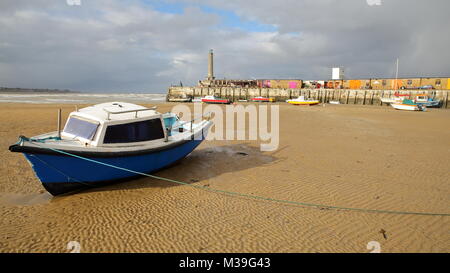 La plage à marée basse avec l'amarrage des bateaux et port de Margate dans le bras de l'arrière-plan, Margate, Kent, UK Banque D'Images