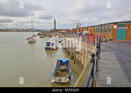 Port de Margate le bras à l'amarrage des bateaux et le phare en arrière-plan, Margate, Kent, UK Banque D'Images