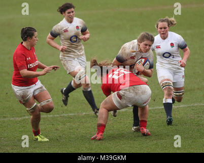 L'Angleterre et Pays de Galles' Pavot Cleall Lleucu George pendant la NatWest féministe 6 Nations match à Twickenham Stoop, Londres. Banque D'Images