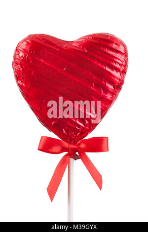 Chocolat rouge love heart attack avec un ruban rouge noeud sur un bâton. Isolé sur fond blanc Banque D'Images