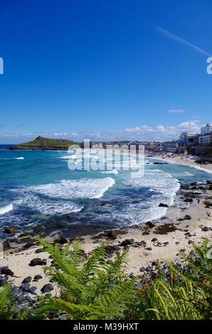 Paysage marin de l'été, à la photo le long de la plage de Porthmeor sur une fougère, l'eau turquoise de l'île. St Ives, Cornwall, UK. Banque D'Images