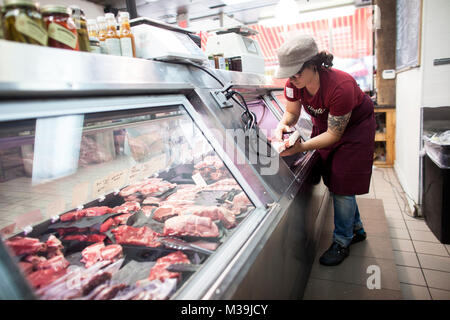 Un casier de la viande du Sanagan employé travaille à l'emplacement du marché de Kensington à Toronto, Ontario, Canada Vendredi, 17 mai 2013. Banque D'Images