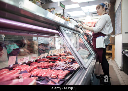 Un casier de la viande du Sanagan employé travaille à l'emplacement du marché de Kensington à Toronto, Ontario, Canada Vendredi, 17 mai 2013. Banque D'Images