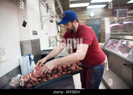 Un casier de la viande du Sanagan employé travaille à l'emplacement du marché de Kensington à Toronto, Ontario, Canada Vendredi, 17 mai 2013. Banque D'Images