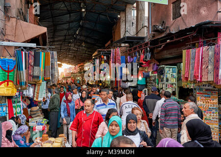 Marché berbère dans la médina de Marrakech, Maroc, Afrique Banque D'Images