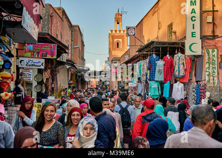 Marché berbère dans la médina de Marrakech, Maroc, Afrique Banque D'Images