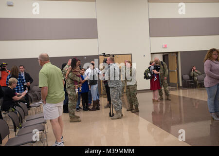 Les membres de la famille et amis se sont réunis pour accueillir le premier groupe d'accueil plus de 100 soldats du 1er Bataillon, 279 Régiment d'infanterie, 45e Infantry Brigade Combat Team, New Jersey Army National Guard. Le bataillon a passé six mois en Ukraine dans le cadre du Projet conjoint de formation Group-Ukraine multinationales (JMTG-U). (U.S. Photo de la Garde nationale de l'Armée Le lieutenant-colonel Lindy I. Blanc) une raison de donner de l'unité d'infanterie grâce retourne à partir de l'Ukraine par la Garde nationale de l'Oklahoma Banque D'Images