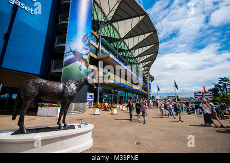 Statue en bronze de cheval de course Frankel à Ascot Racecourse.Sculpté par Mark Coreth. La tribune avec les gens. Les visiteurs Banque D'Images