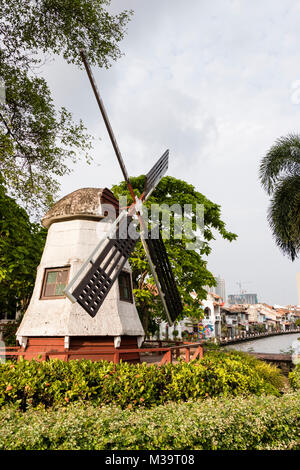 Melaka, Malaisie, le 11 décembre 2017 : le moulin réplique sur le site historique de Melaka Banque D'Images