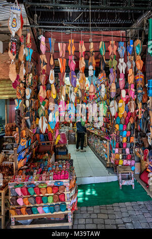 Chaussures en cuir sur le marché berbère à Marrakech, Maroc, Afrique du Sud Banque D'Images