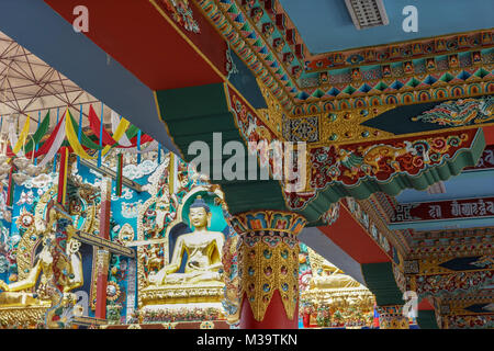 Coorg, Inde - le 29 octobre 2013 : Combinaison shot du Bouddha statue en or et de colonnes à l'intérieur de Padmasambhava au monastère Namdroling Vihara Banque D'Images