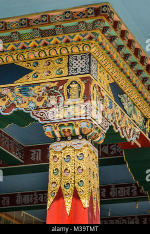 Coorg, Inde - le 29 octobre 2013 : l'or et des poutres décorées pilar Mandapam à Padmasambhava Vihara à Namdroling monastère Bouddhiste. Banque D'Images