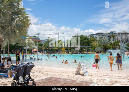 Centre-ville de Cairns et esplanade lagoon piscine, Far North Queensland, Australie Banque D'Images