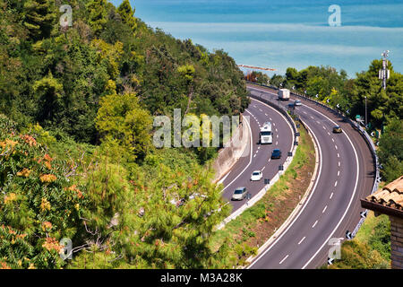 Autoroute la courbe du coude le long de la côte Adriatique Banque D'Images