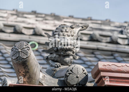 En forme de Lion Shishi du toit du Tomebuta gawara Hiruko ou Jinja Jinja Ebisu sanctuaire shinto. Situé dans la ville de Kamakura, près de la rivière Namerigawa dans Komachi Banque D'Images