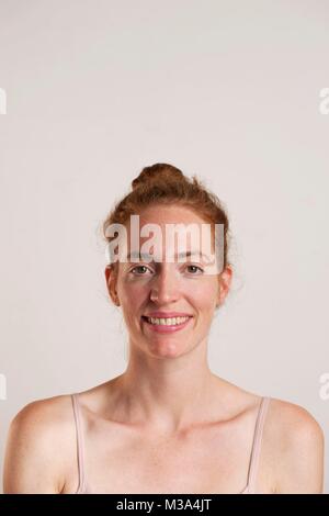 Parution du modèle. Jeune femme aux cheveux rouges et souriant. Banque D'Images