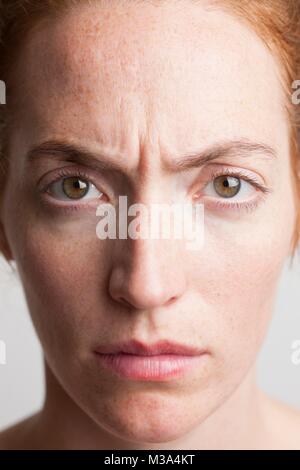 Parution du modèle. Close-up of woman en colère. Banque D'Images