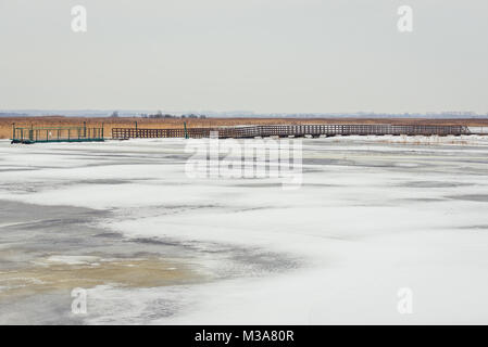 Plus de passerelle en bois tressé câble gelé de la rivière Narew dans Waniewo village, partie du Parc National de Narew dans Podlaskie Voivodeship de Pologne Banque D'Images
