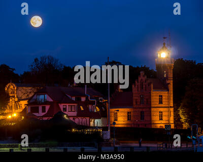 Le phare historique à Ustka par nuit, situé à la côte de la mer Baltique, Pologne Banque D'Images