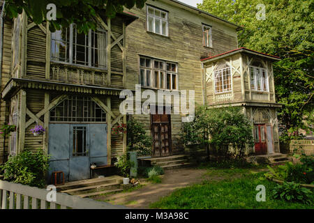 Télécharger charmante vieille maison de bois à Liepaja, Lettonie Stock Photo - Image de la couleur, de l'architecture : 99830128 charmante vieille maison en bois avec jardin luxuriant Banque D'Images