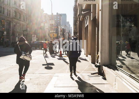 New York/USA 02 JAN 2018 - Les gens de marcher sur la rue New York. Banque D'Images