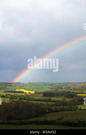 Un arc-en-ciel ARC-EN-CIEL : arcs au cours de la campagne d''Herefordshire, Angleterre, Royaume-Uni Banque D'Images