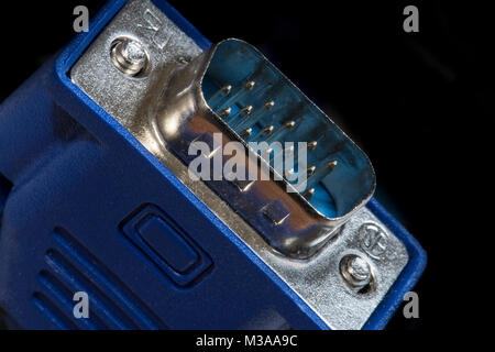 L'extrémité mâle d'un câble vidéo VGA DB15, utilisé pour connecter un ordinateur à un écran ou moniteur VGA. Les vis fixer le connecteur de l'ordinateur. Banque D'Images