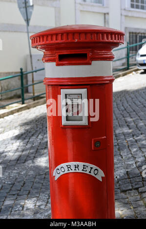 Boîte postale rouge verticale, Lisbonne, Portugal Banque D'Images