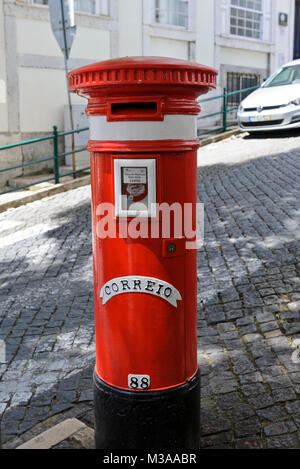 Boîte postale rouge verticale, Lisbonne, Portugal Banque D'Images