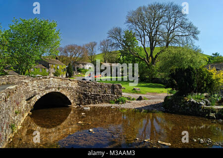 Royaume-Uni, Yorkshire du Nord, Yorkshire Dales, Malham, Pont au-dessus de Malham Beck. Banque D'Images