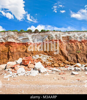 Falaises stratifiées à Hunstanton avec skies Banque D'Images