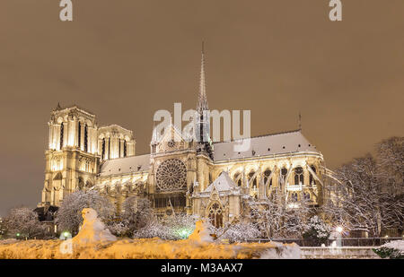 La Cathédrale Notre Dame de l'hiver et les bonshommes de neige à l'avant-plan, Paris, France. Banque D'Images