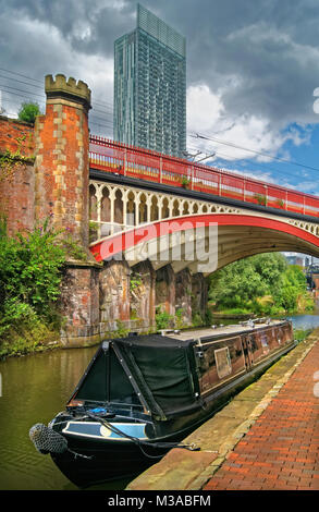 Royaume-Uni, Manchester, Deansgate, Rochdale canal & Beetham Tower au loin. Banque D'Images
