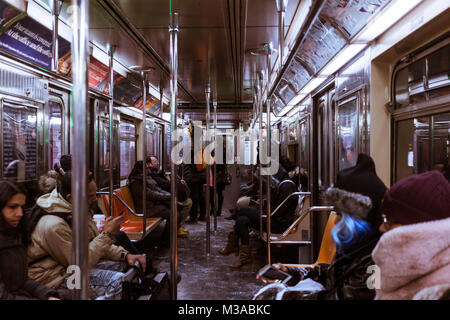 New York/USA 02 JAN 2018 - métro de New York, avec des gens de tous les jours. Banque D'Images