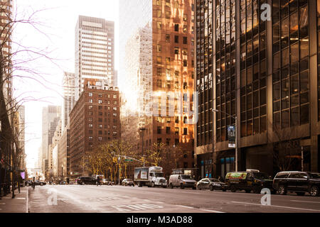 New York/USA 02 JAN 2018 - New York célèbre avenue avec la lumière au coucher du soleil Banque D'Images