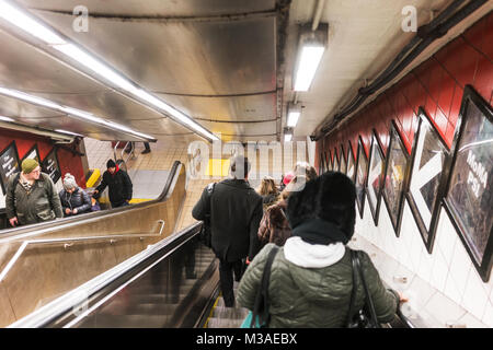 New York/USA 02 JAN 2018 - les gens de descendre les escaliers de la métro de New York. Banque D'Images