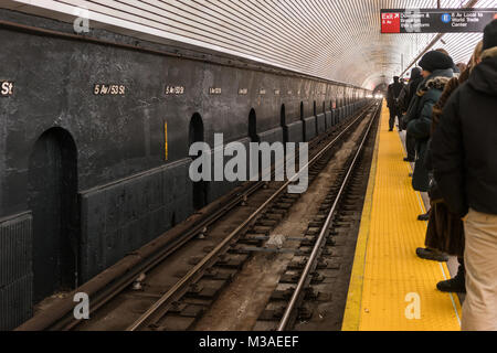 New York/USA 02 JAN 2018 - les gens attendent le métro, New York. Banque D'Images