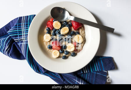 Un bol de porridge et de fruits Banque D'Images