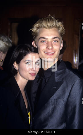 Jude Law et Sadie Frost a photographié à la soirée d'ouverture de 'indiscrétions' au Barrymore Theatre, après travail à Tavern on the Green, New York le 27 avril 1995. Crédit : Walter McBride/MediaPunch Banque D'Images
