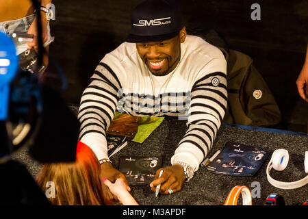 50 Cent ( Curtis James Jackson ), US-Amerikanischer, Rapmusiker stellt neue Kopfhörer der Firma mit anschließender Autogrammstunde Audio SMS im ALEXA (Einkaufscenter) à Berlin vor. Banque D'Images