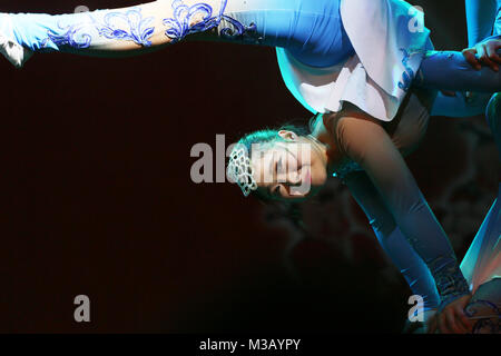 Halifax, Royaume-Uni. 9 Février, 2018. Un acrobate avec JinLong la culture et les arts de la tour et leur spectacle du Nouvel An chinois dans l'année du Chien, Victoria Theatre, Halifax, 10 février 2018 (C)Barbara Cook/Alamy Live News Banque D'Images