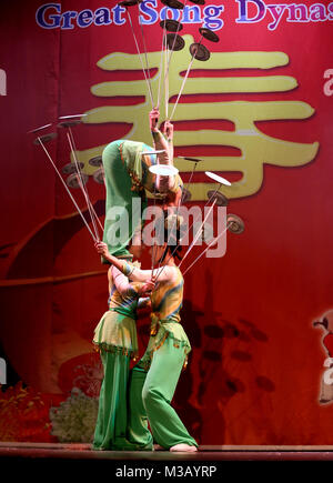 Halifax, Royaume-Uni. 9 Février, 2018. La loi sur l'acrobatie avec la culture et les arts de JinLong tour et leur spectacle du Nouvel An chinois dans l'année du Chien, Victoria Theatre, Halifax, 10 février 2018 (C)Barbara Cook/Alamy Live News Banque D'Images