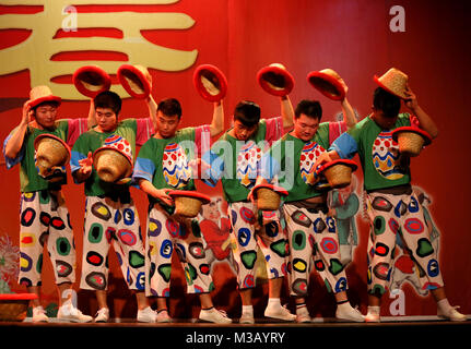 Halifax, Royaume-Uni. 9 Février, 2018. Hat avec le rendement de la Culture et des arts de JinLong tour et leur spectacle du Nouvel An chinois dans l'année du Chien, Victoria Theatre, Halifax, 10 février 2018 (C)Barbara Cook/Alamy Live News Banque D'Images