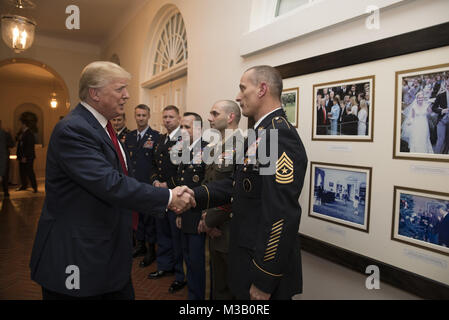 WASHINGTON, DC - 06 février : Le président Donald J. Trump accueille le personnel militaire à un examen préalable de Ò12 StrongÓ dans le théâtre de la famille à la Maison Blanche, le mardi 6 février 2018, à Washington, D.C. Les gens : le Président Donald Trump Banque D'Images
