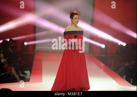 NEW YORK, NY - 08 février : Lea Salonga promenades la piste pendant l'American Heart Association's Go Red For Women Red Dress collection 2018 présenté par Macy's photo de classe au Hammerstein Ballroom le 8 février 2018 à New York. People : Lea Salonga Banque D'Images