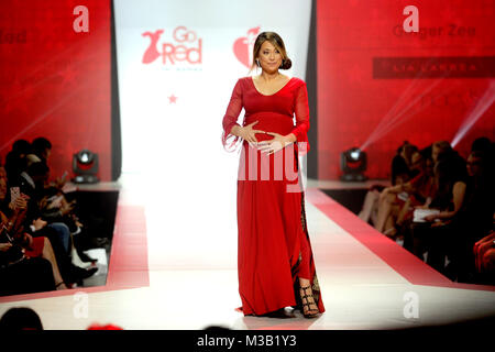 New York, USA. Le gingembre Zee promenades la piste à la robe rouge Collection 2018 Fashion Show présenté par Macy's au cours de la Fashion Week de New York et l'American Heart Mois au Hammerstein Ballroom le 8 février 2018 à New York. Credit : Geisler-Fotopress/Alamy Live News Banque D'Images