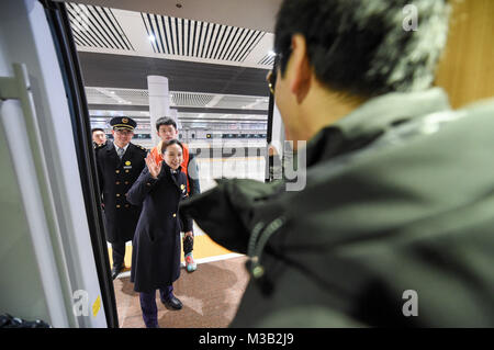 Nanjing, Jiangsu Province de la Chine. Feb 9, 2018. Adieux Deyu Chen intendants et bénévole à la gare du sud de Nanjing à Nanjing, capitale de la province de Jiangsu, Chine orientale, le 9 février 2018. Deyu Chen, un masseur aveugle né en 1988, a bénéficié de l'aide de la '158' groupe de service volontaire de la gare du sud de Nanjing de Nanjing dans sa ville natale dans la province d'Anhui. Le groupe, créé en 1968, vise à aider ceux qui en ont besoin sur leurs cours. Crédit : Li Bo/Xinhua/Alamy Live News Banque D'Images